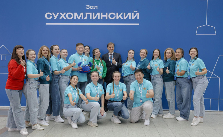 Минпросвещения России поделилось рекомендациями по реализации программы воспитательной работы от вожатского отряда «Россия»..
